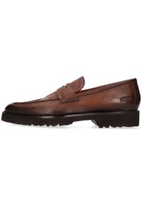 Bruine leren loafers met een gestructureerde afwerking, een vlakke zool met opvallende profielnoppen en een zadelriem over het bovenwerk.