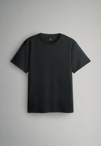 Čierne bavlnené tričko s okrúhlym výstrihom a krátkymi rukávmi. Materiál sa zdá byť hladký s jednoduchým dizajnom a bez viditeľných vzorov alebo log.