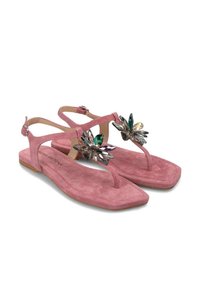 Sandali in suede rosa con suole piatte, caratterizzati da una fascia tra le dita, cinturino alla caviglia e decorazioni floreali in cristallo di diversi colori.