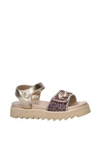 Kindersandaal met meerkleurige glitter voorband, gouden metalen enkelband, beige zool en een getextureerde onderkant voor grip.