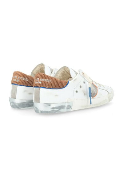 Sneakers bianchi con tacco a coste marrone e blu texturizzato, dettagli in pelle grigia e segni visibili di usura sulla suola e sulla parte superiore.