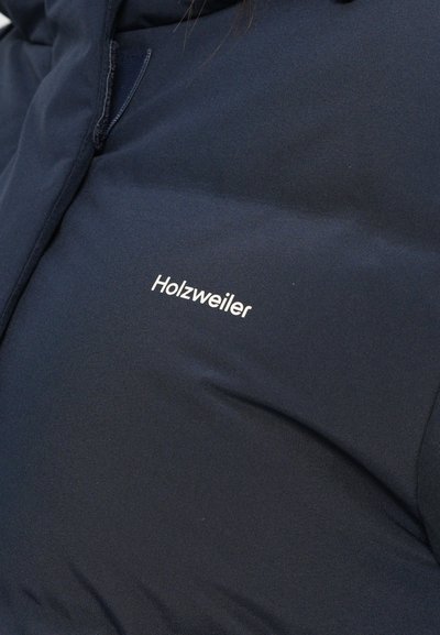 Mornarsko plava, podstavljena jakna s glatkom teksturom; opremljena je zatvaračem i bijelim "Holzweiler" logotipom sprijeda.