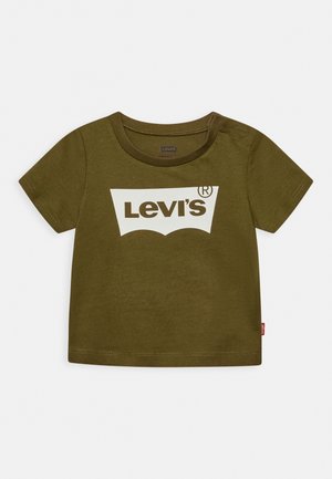 Bluzka dla malucha w oliwkowym kolorze z krótkimi rękawami i białym logo Levi's nadrukowanym na środku przodu.