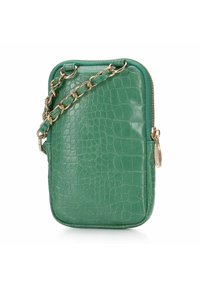 Bolso de piel verde con relieve de cocodrilo, con cadena dorada y cierre de cremallera, que presenta una textura suave y forma rectangular.