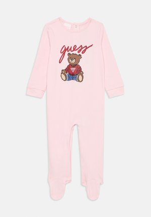 Rosa babybody laget av mykt stoff, med lange ermer, fotdesign og et bjørnegrafikk med teksten "gjett" og røde detaljer.