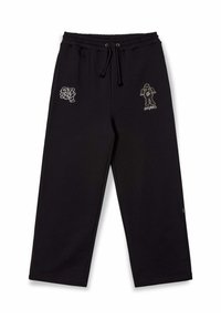 Pantalones de chándal negros hechos de una tela suave, con una cintura elástica con cordones y dos diseños gráficos blancos en la parte frontal.
