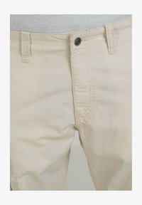 Unausgewählt, flat white