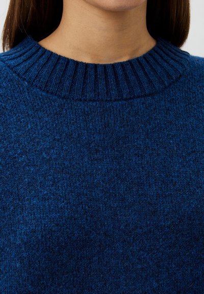 Strickpullover in Dunkelblau mit ribbelndem Rundhalsausschnitt. Weiche Textur mit einheitlichem Muster und subtilen Farbvariationen.