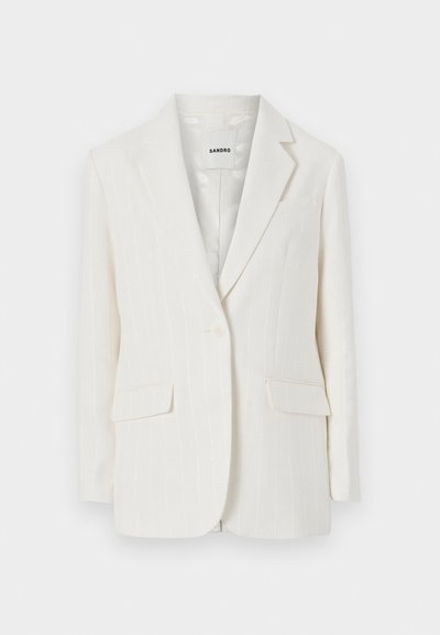 Blazer blanc à rayures fines avec un col à revers, fermeture à un bouton et deux poches avant. Tissu lisse avec un léger éclat.