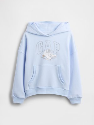 Hanorac bleu deschis cu buzunar frontal, logo GAP și grafică albă cu patinaj pe gheață pe piept.