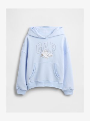 Hanorac bleu deschis cu buzunar frontal, logo GAP și grafică albă cu patinaj pe gheață pe piept.