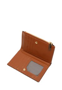 Hnedá kožená peňaženka so zipsom, s viacerými priehradkami na karty, priehľadným oknom na občiansky preukaz a hladkým, lesklým povrchom. Zlaté kovové doplnky.