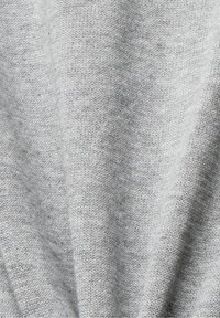 Tessuto intrecciato grigio chiaro con una texture morbida, caratterizzato da un sottile motivo mélange e una leggera elasticità orizzontale.