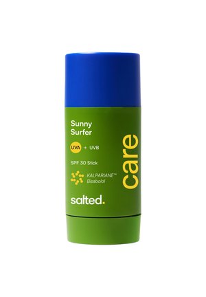 Groene en blauwe zonnebrandstick met het label Sunny Surfer SPF 30 met UVA- en UVB-bescherming, Kalpariane, Bisabolol en merknaam Salted Care.