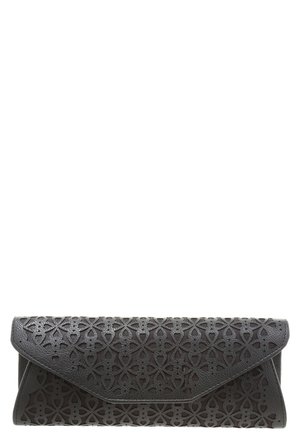 Pochette en cuir noir avec motif floral géométrique découpé et fermeture à rabat triangulaire.