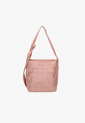 Sac à bandoulière en cuir rose tressé avec une sangle réglable et une fermeture éclair supérieure.
