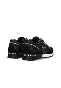 Svarta läder- och mockaskor med gyllene accenter, texturerade paneler och en kraftig sula. Utrustad med logotypdetalj och kontrasterande vit mellansula.