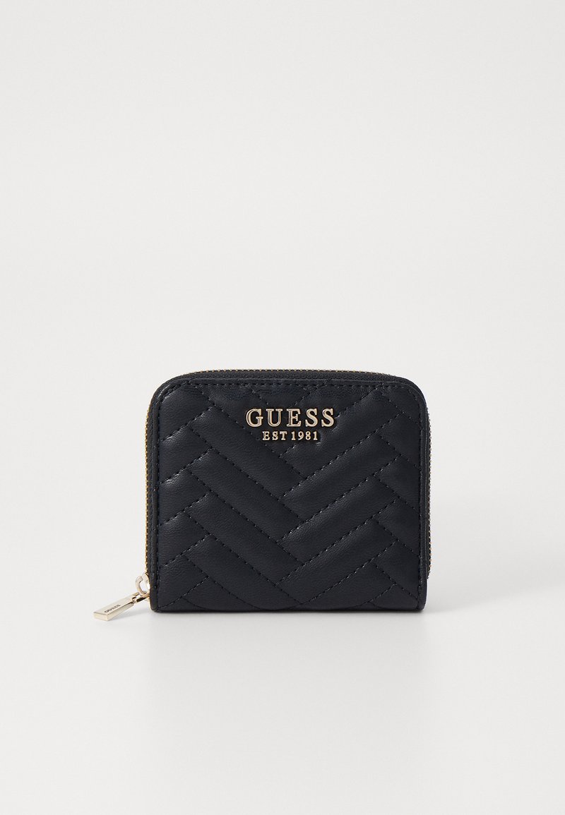 Portefeuille noir matelassé avec un motif tissé, logo doré "GUESS EST 1981" à l'avant et fermeture zippée. Texture lisse.