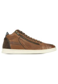 Baskets montantes en cuir marron avec des panneaux latéraux texturés, des lacets à l'avant et une fermeture éclair sur le côté. Semelle en caoutchouc et talon renforcé.