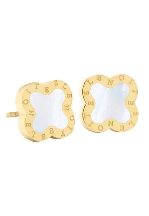 Ohrstecker in Goldton mit vierblättrigem Kleeblatt-Form, Perlmutt-Mittelstück und gravierten Buchstaben um die Ränder.