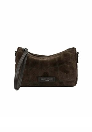 Borsa a pochette in suede marrone con una texture a motivo coccodrillo, chiusura con zip e tracolla in pelle staccabile. Marchio visibile su un'etichetta nera.