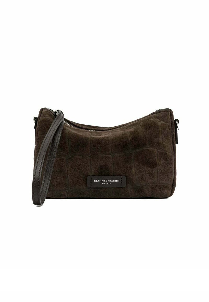 Borsa a pochette in suede marrone con una texture a motivo coccodrillo, chiusura con zip e tracolla in pelle staccabile. Marchio visibile su un'etichetta nera.