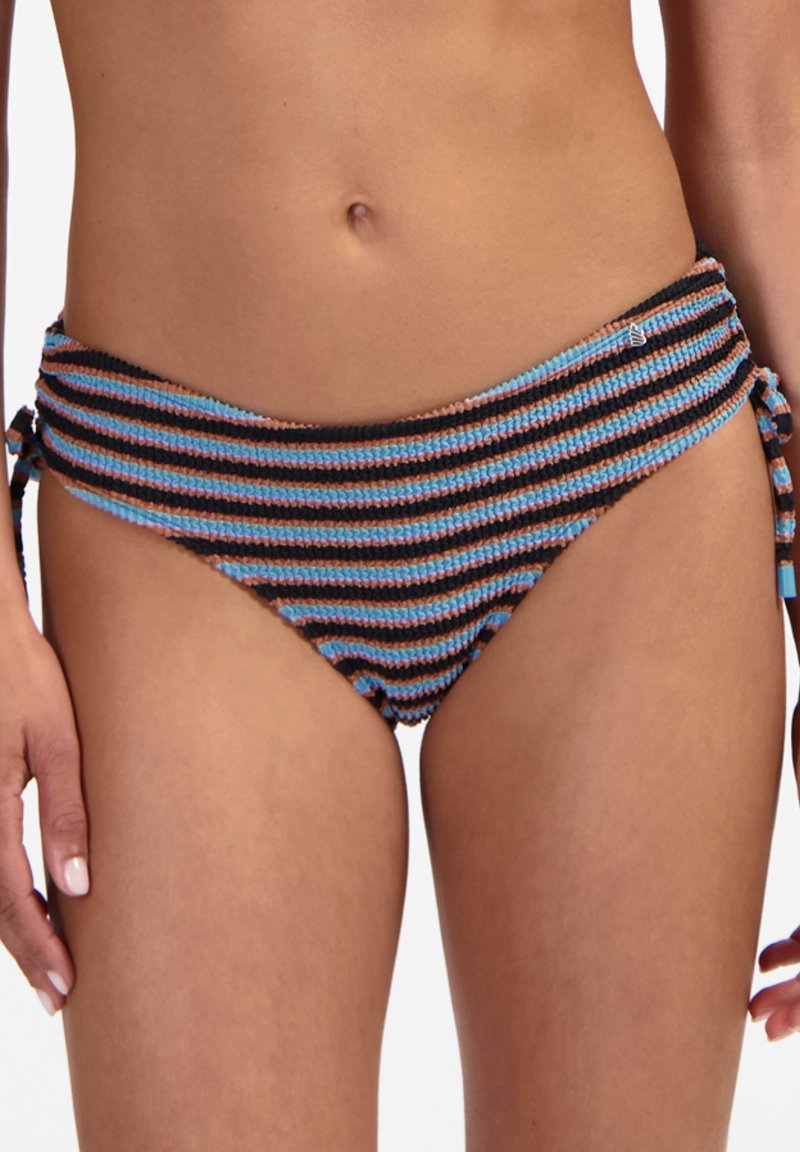 Kobieta w teksturowanych dołach od bikini z poziomymi paskami w kolorach czarnym, niebieskim i brzoskwiniowym, wiązane po bokach na biodrach.