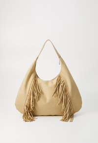 Sac hobo beige avec une texture lisse, présentant de longues franges de chaque côté, une large ouverture et une seule bandoulière.