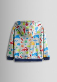 Sivá mikina s kapucňou s farebnými vzormi nákladných áut, geometrických tvarov a hviezd, s tmavomodrým lemom a manžetami. Zmes bavlny.