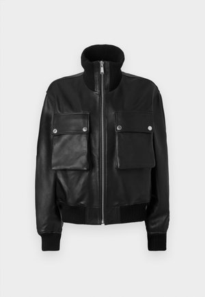 Schwarze Lederjacke mit hohem, geripptem Kragen, Frontreißverschluss, zwei großen Klapptaschen mit Druckknöpfen sowie gerippten Bündchen und Saum.