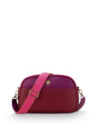 Compact schoudertas in gestructureerd bordeauxrood en paarse leer, met een opvallende roze gestreepte schouderband en een gouden accentlogo.