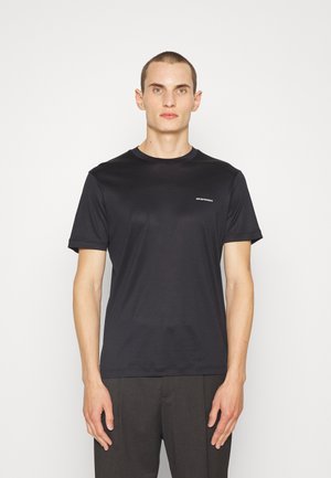 Juoda crew neck marškinėliai, pagaminti iš minkštos medžiagos, su trumpomis rankovėmis ir mažuoju logotipu ant krūtinės. Paprastas ir prigludęs dizainas.
