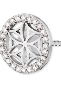 Orecchino circolare in argento presenta un intricato design floreale intagliato, circondato da piccole pietre trasparenti, con una finitura lucida e una chiusura sicura a perno.