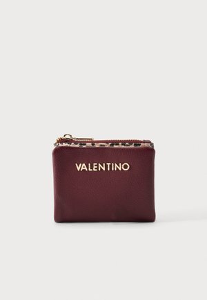 Bordová peňaženka na zips so zlatým logom Valentino a viditeľnou látkou so zvieracím vzorom pri zipse, zobrazená na svetlom pozadí.