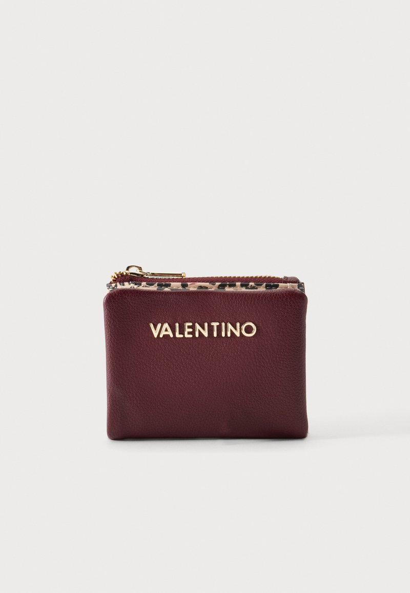 Бордо портфейл с цип, златно лого Valentino и видима плат с животински принт при ципа, показан на светъл фон.