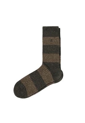 Calze a righe marroni e verde scuro con una trama a coste, caratterizzate da un motivo maculato e una punta rinforzata.