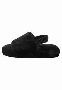 Pantofole in morbido velluto nero caratterizzate da un design arrotondato, una tracolla elastica sul retro e una suola piatta per comfort e facilità d'uso.