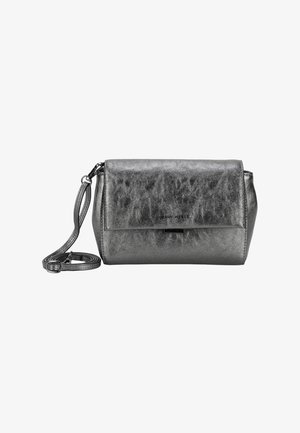Bolso cruzado gris metálico hecho de cuero sintético, con solapa plegable, correa ajustable y acentos de diseño minimalista.