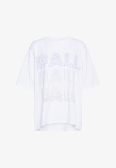 Bijela pamučna majica s odvažnim otiskom "BALL" u gradijentnim linijama. Opušteni kroj s kratkim rukavima i zaobljenim rubom.