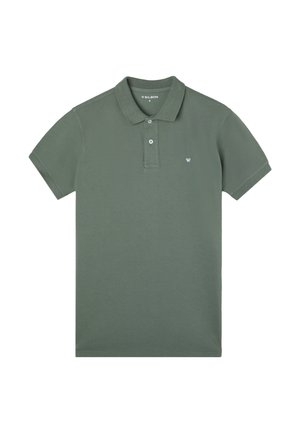 Camisa polo de color verde oliva, hecha de algodón, con cuello acanalado, dos botones y un pequeño logotipo bordado en el lado izquierdo del pecho. Textura suave.