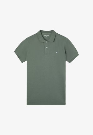 Camisa polo de color verde oliva, hecha de algodón, con cuello acanalado, dos botones y un pequeño logotipo bordado en el lado izquierdo del pecho. Textura suave.