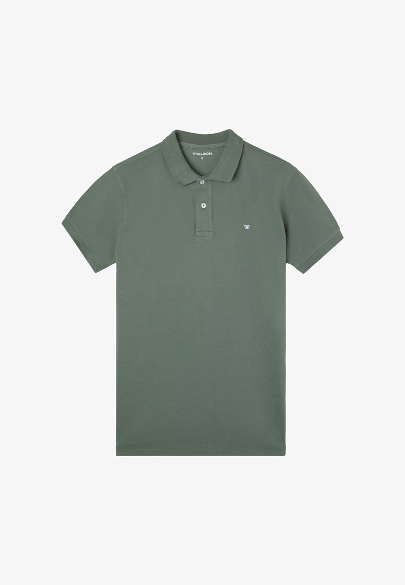 Camisa polo de color verde oliva, hecha de algodón, con cuello acanalado, dos botones y un pequeño logotipo bordado en el lado izquierdo del pecho. Textura suave.