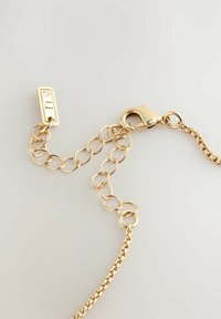 Goldfarbene Kettenarmband mit strukturiertem Karabinerverschluss, das aus ineinandergreifenden kreisförmigen Gliedern und einem kleinen rechteckigen Anhänger mit klarem Steinakzent besteht.