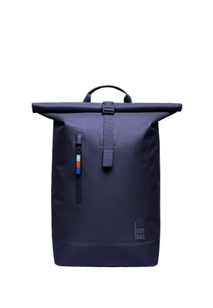 Mochila enrollable azul marino con cremallera vertical frontal, tirador de cremallera multicolor, asa superior y logo "GOT BAG." en la parte inferior derecha.