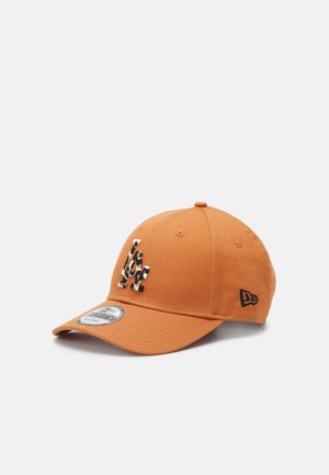 Casquette de baseball orange avec imprimé léopard et logo "LA" à l'avant ainsi que logo New Era noir sur le côté, présentée sur fond blanc.