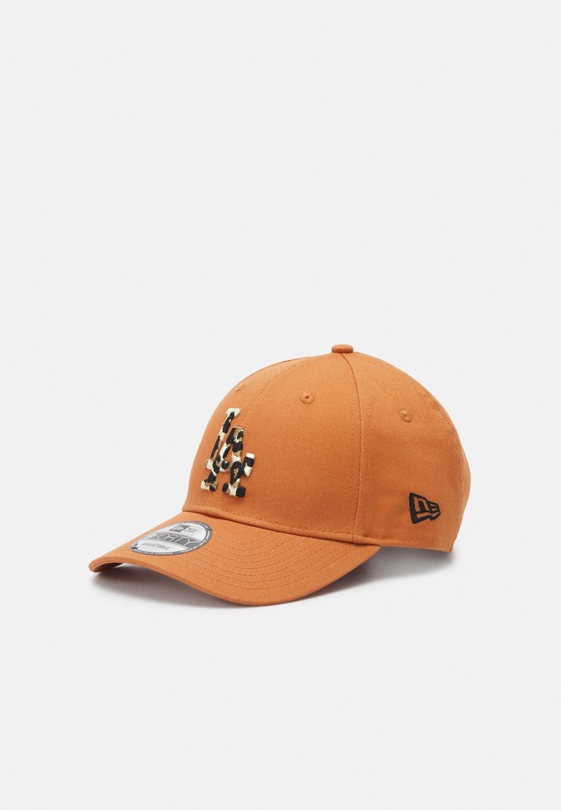 Casquette de baseball orange avec imprimé léopard et logo "LA" à l'avant ainsi que logo New Era noir sur le côté, présentée sur fond blanc.