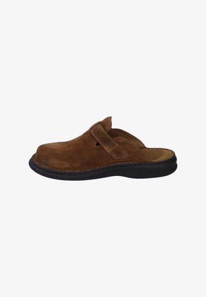 Brauner Wildleder-Schuh zum Hineinschlüpfen mit runder Zehenpartie, elastischem Riemen und schwarzer Gummisohle. Glatte Textur mit feinen Nahtakzenten.