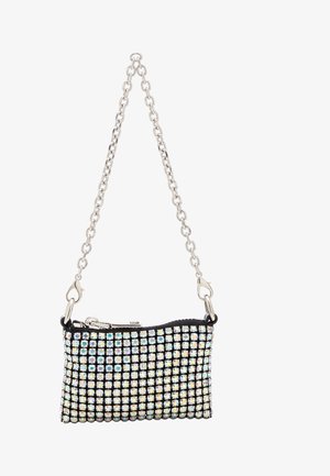 Bolso negro adornado con rhinestones iridiscentes; cuenta con una correa de cadena plateada y un cierre de cremallera en el borde superior.