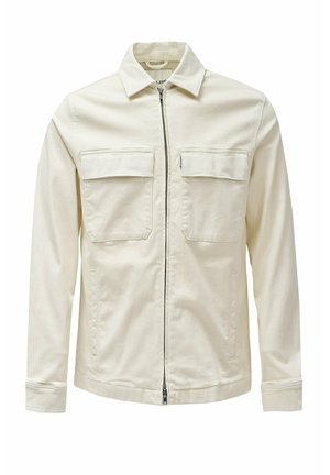 Chaqueta de manga larga color blanco roto con cremallera frontal, dos bolsillos con solapa en el pecho, dos bolsillos laterales y un cuello clásico.