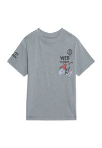Camiseta de algodón gris con cuello redondo, mangas cortas y un estampado gráfico de un personaje columpiándose, etiquetado como "WEB SLINGER".